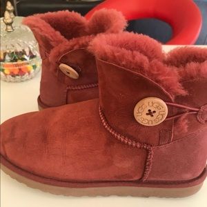 Mini bailey button uggs, rust/red brick color.